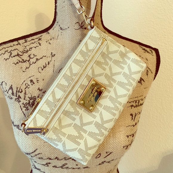 Michael Kors Handbags - ✨Michael Kors large jet set wristlet✨